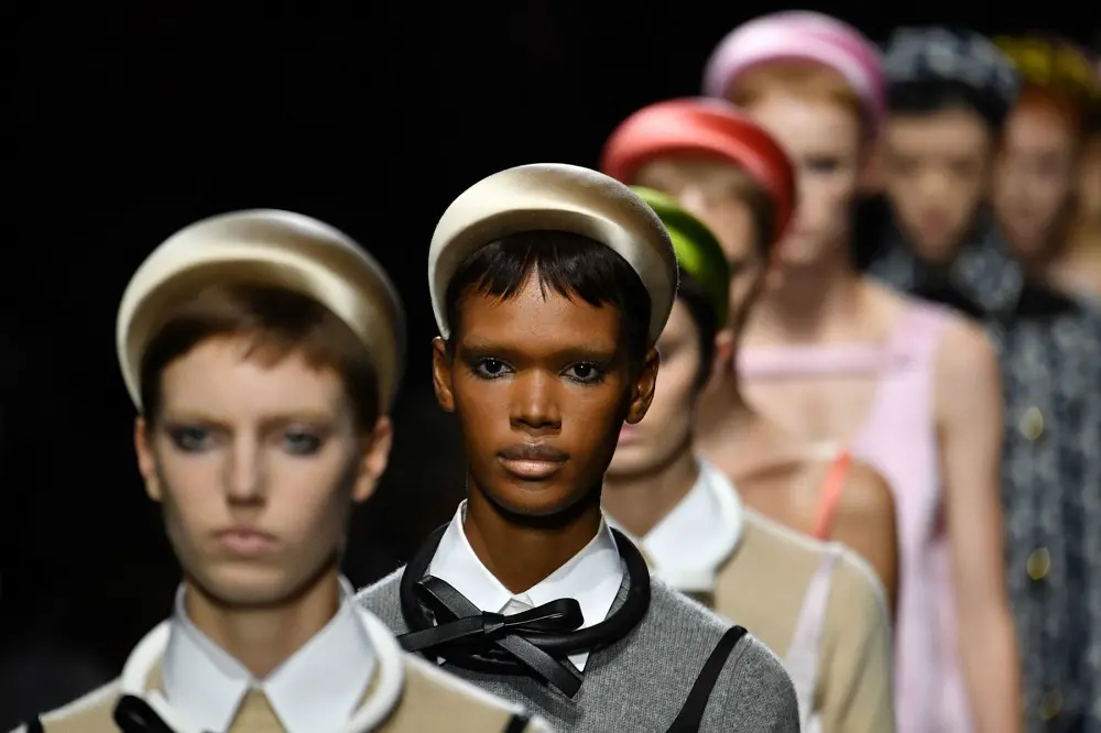 Tiara volta a ser tendência no mundo fashion - Verso - Diário do