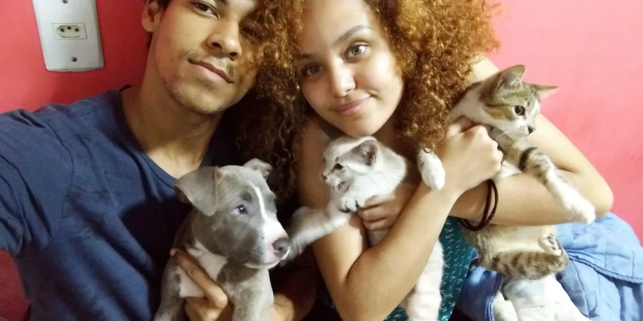 James, o cachorrinho Shaq e os gatos Agnes e Kilua são a nova família de Stefany