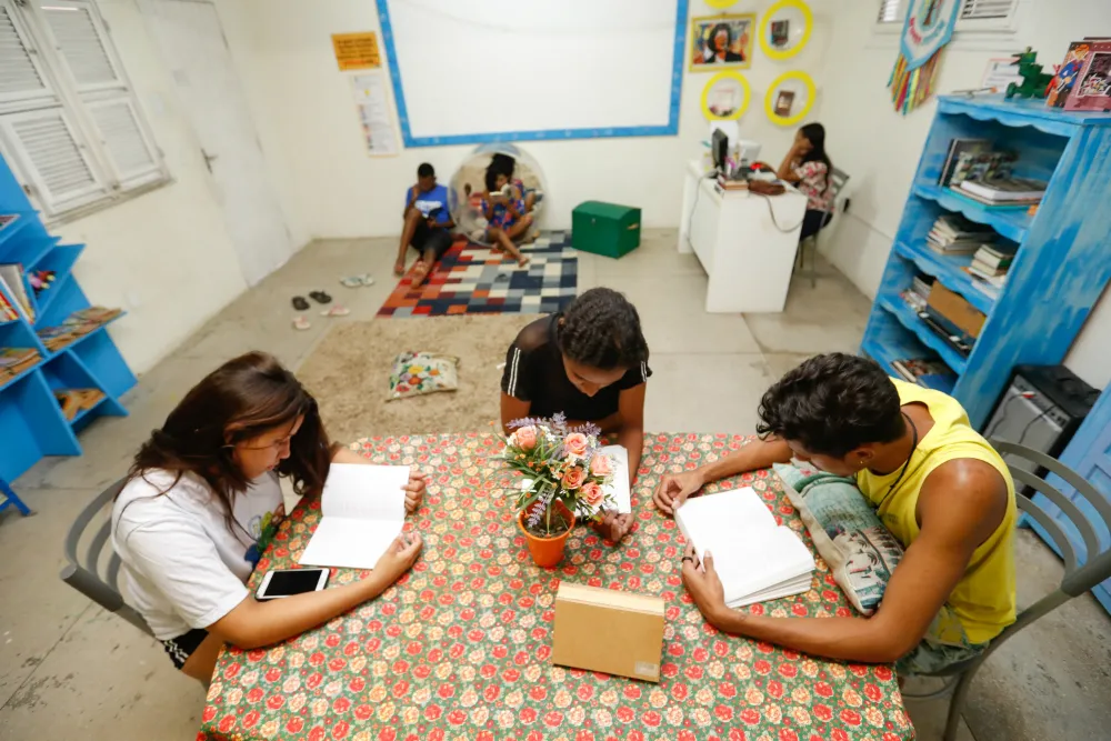 Na Biblioteca Mundo Jovem, no bairro Jardim Iracema, as conexões com o livro extrapolam o limite do papel, otimizando diálogos