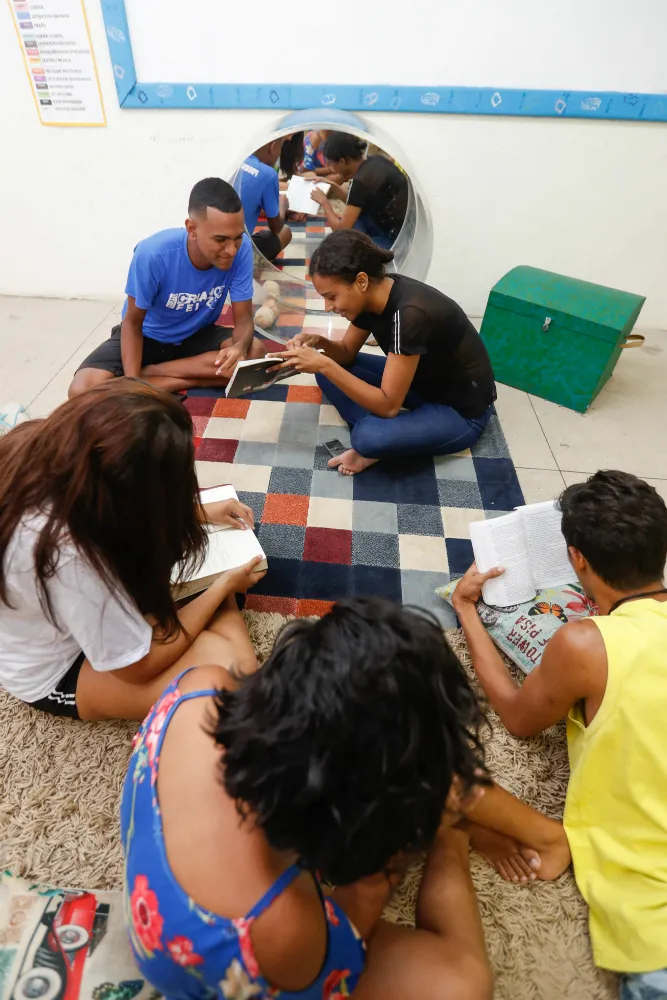 Permitir o acesso à diversidade de leituras sobre obras é a tônica das bibliotecas comunitárias