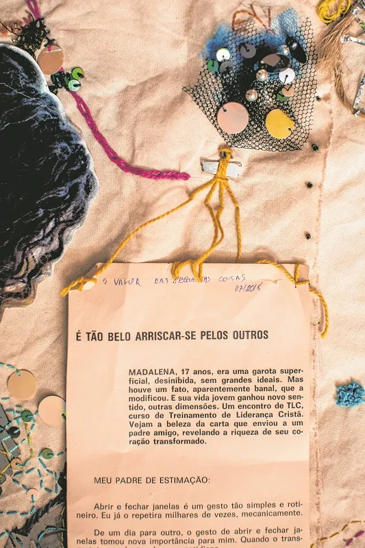 Durante três semanas, os alunos foram incentivados a tecer aproximações do bordado com a criação em arte contemporânea, em processos e investigações singulares, mas também coletivos