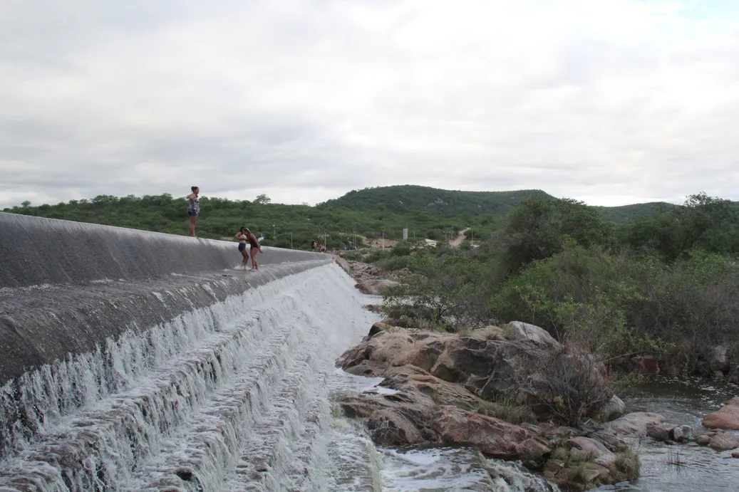 Barragem dos Caldeirões, em Saboeiro, sangrando