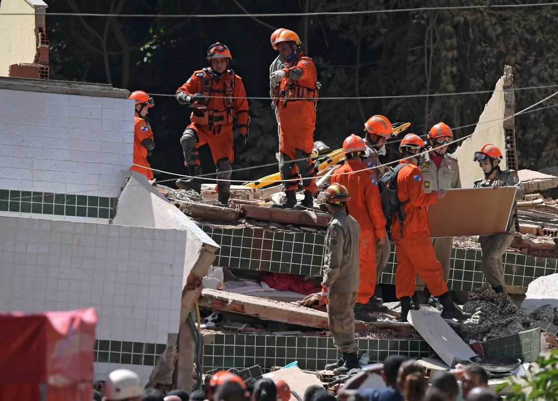 Equipe de resgate trabalha na busca por pessoas soterradas após desabamento de dois prédios na comunidade de Muzema, no Rio de Janeiro