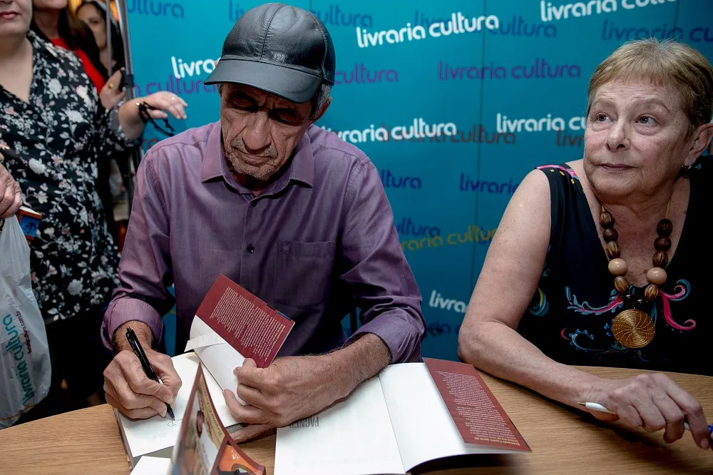 Ao lado da jornalista Regina Echeverria, autora da biografia, o cantor autografou livros