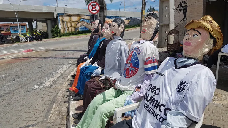 Política, universo dos famosos e o futebol são temas recorrentes na produção de Vandercleiton 