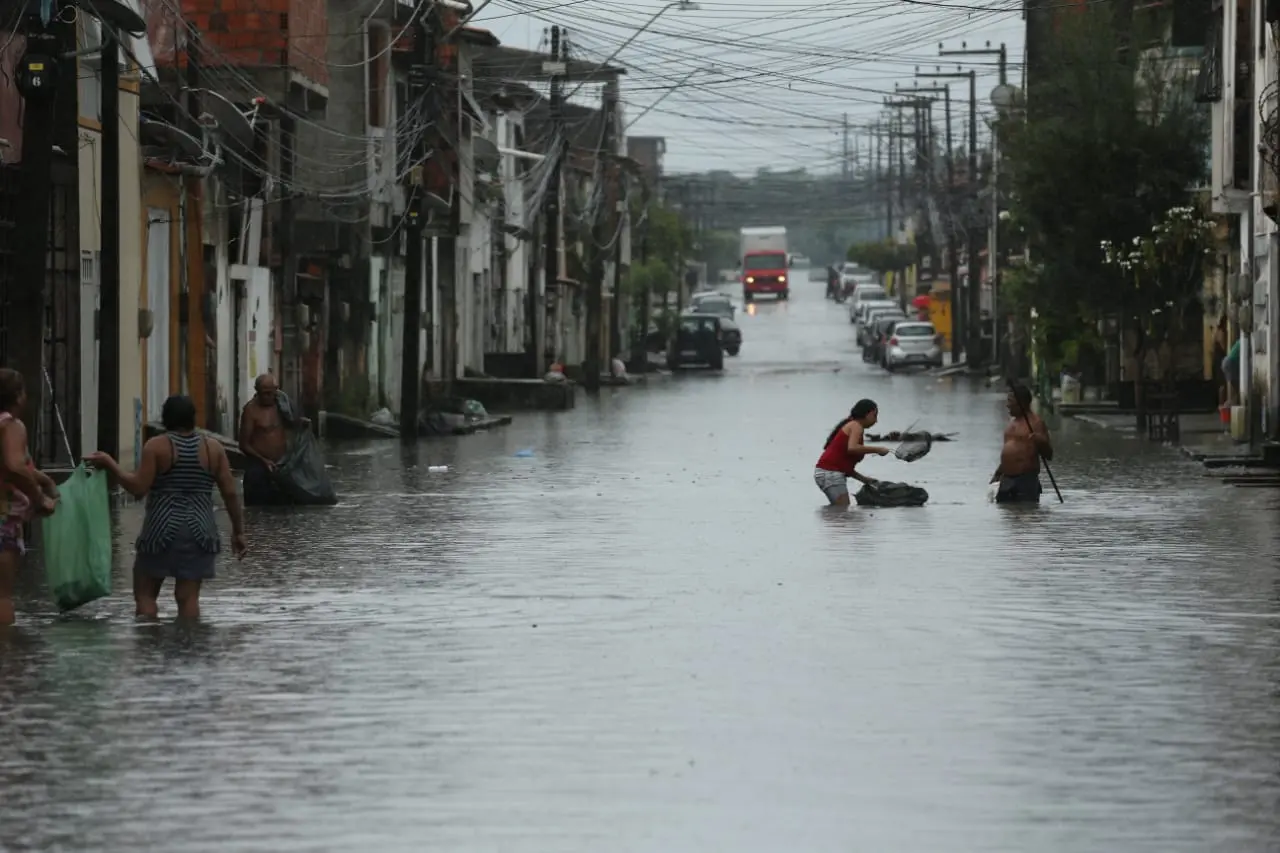 Imagem da notícia Forte chuva causa pontos de alagamento em Fortaleza na manhã deste sábado (20)