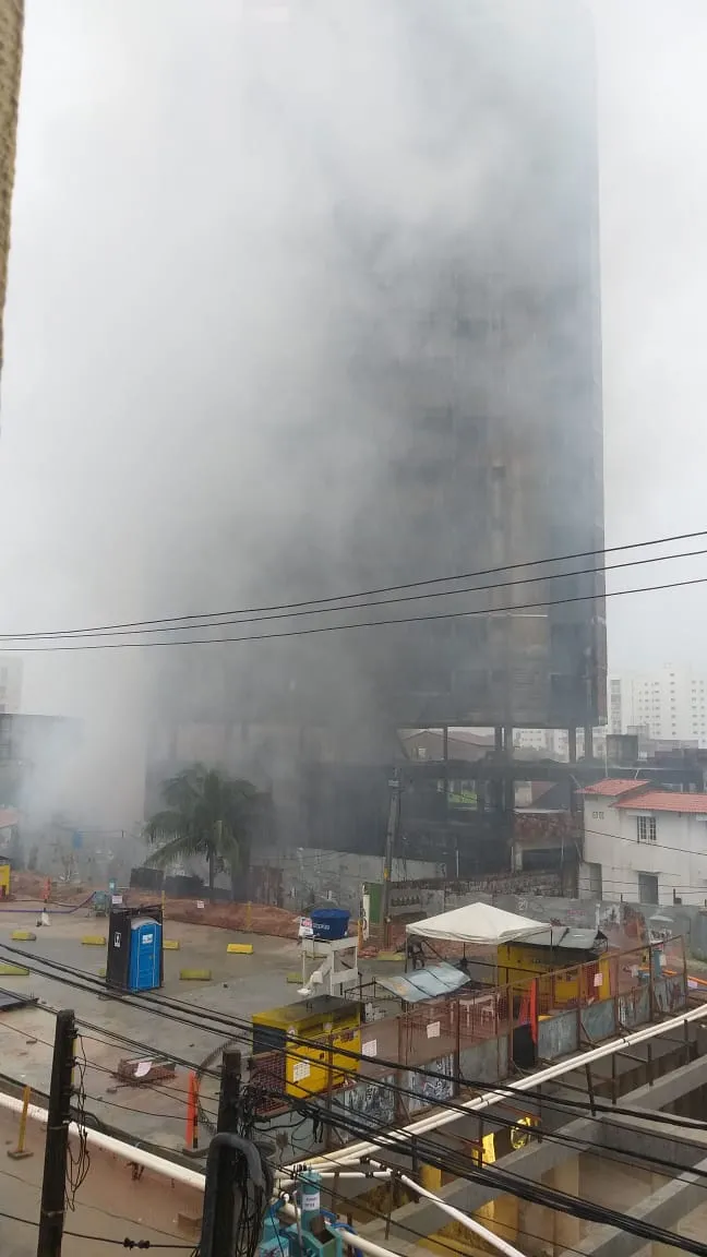 Moradores da região temem que o prédio possa desabar