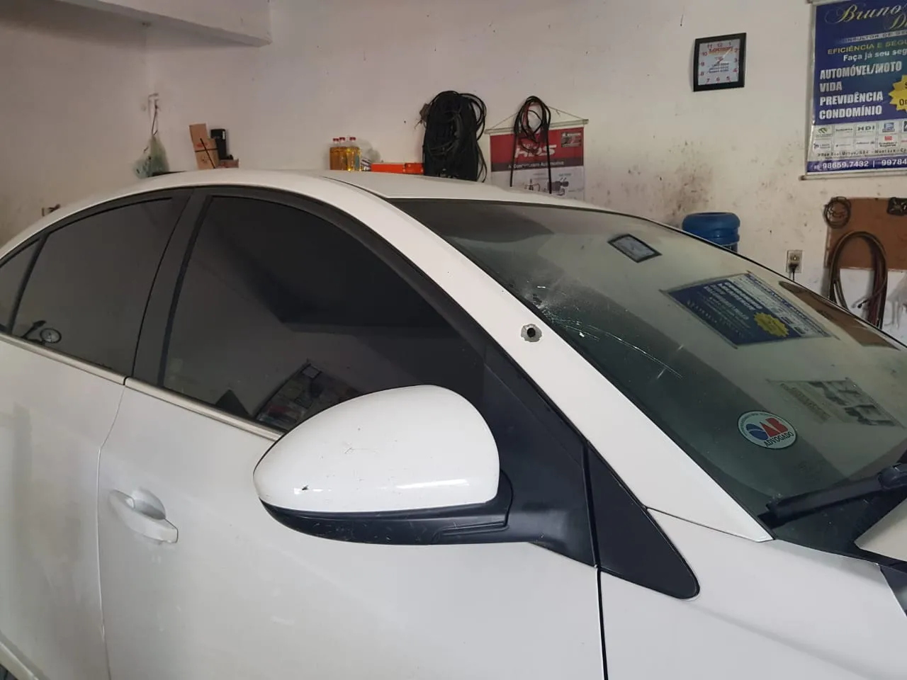 Tiroteio entre polícia e suspeitos atinge veículos estacionados em oficina na Granja Lisboa