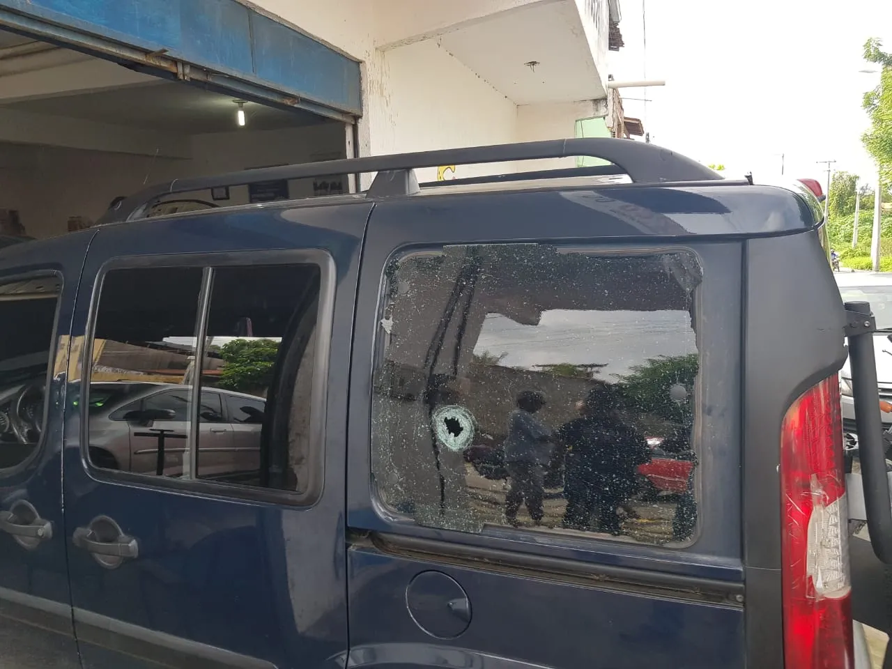 Veículos estacionados em oficina são atingidos por tiros disparados após perseguição policial