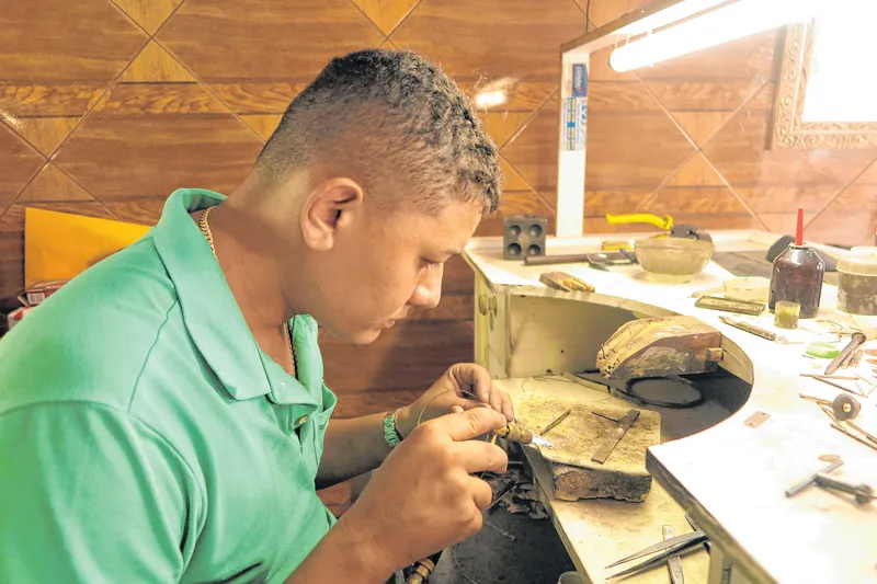 Helton de Melo Fabrício trabalha com ouro desde os 14 anos de idade 