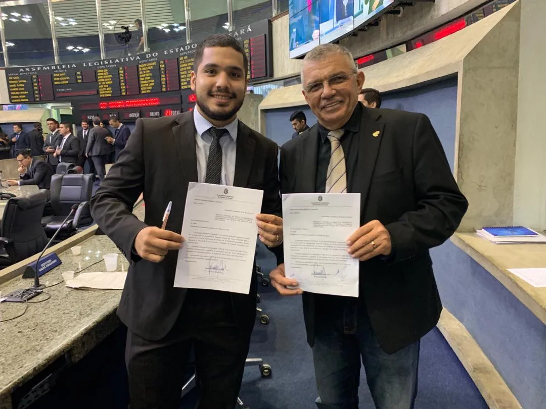 Delegado Cavalcante e André Fernandes, ambos do PSL, recolhem assinatura para protocolar projeto de lei que concede título de cidadão cearense a Jair Bolsonaro