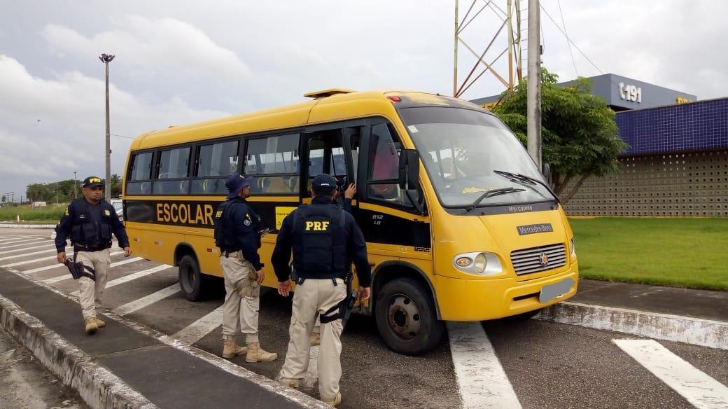 PRF flagra ônibus escolar transportando pessoas que voltavam de