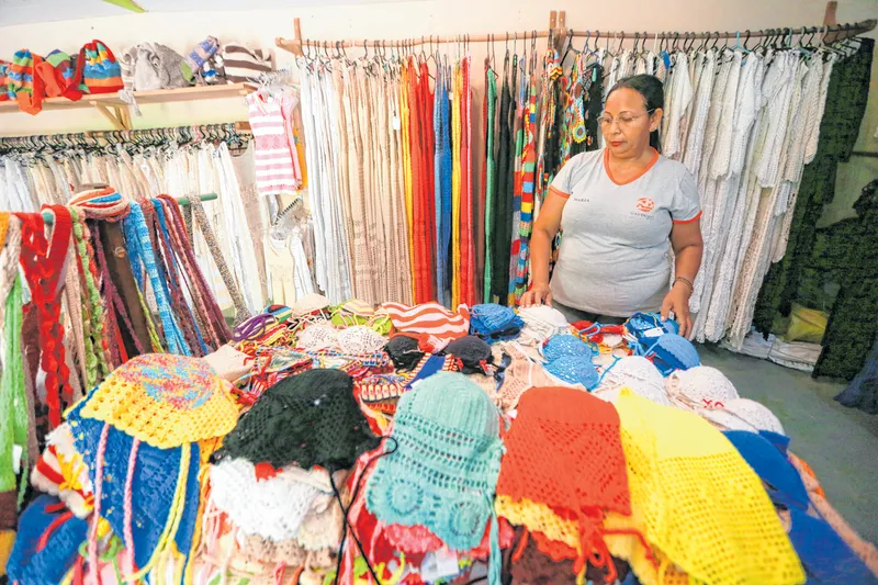 O preço dos crochês produzidos é tabelado e, no fim do mês, a artesã recebe o valor integral de cada peça sua vendida