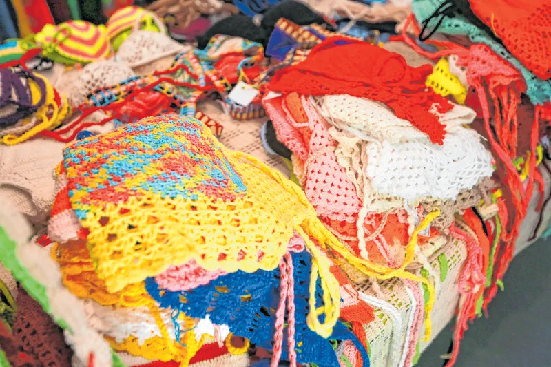 A Associação, composta por 18 crocheteiras profissionais, é ponto de exposição e venda na Rua Principal da Vila de Jericoacoara