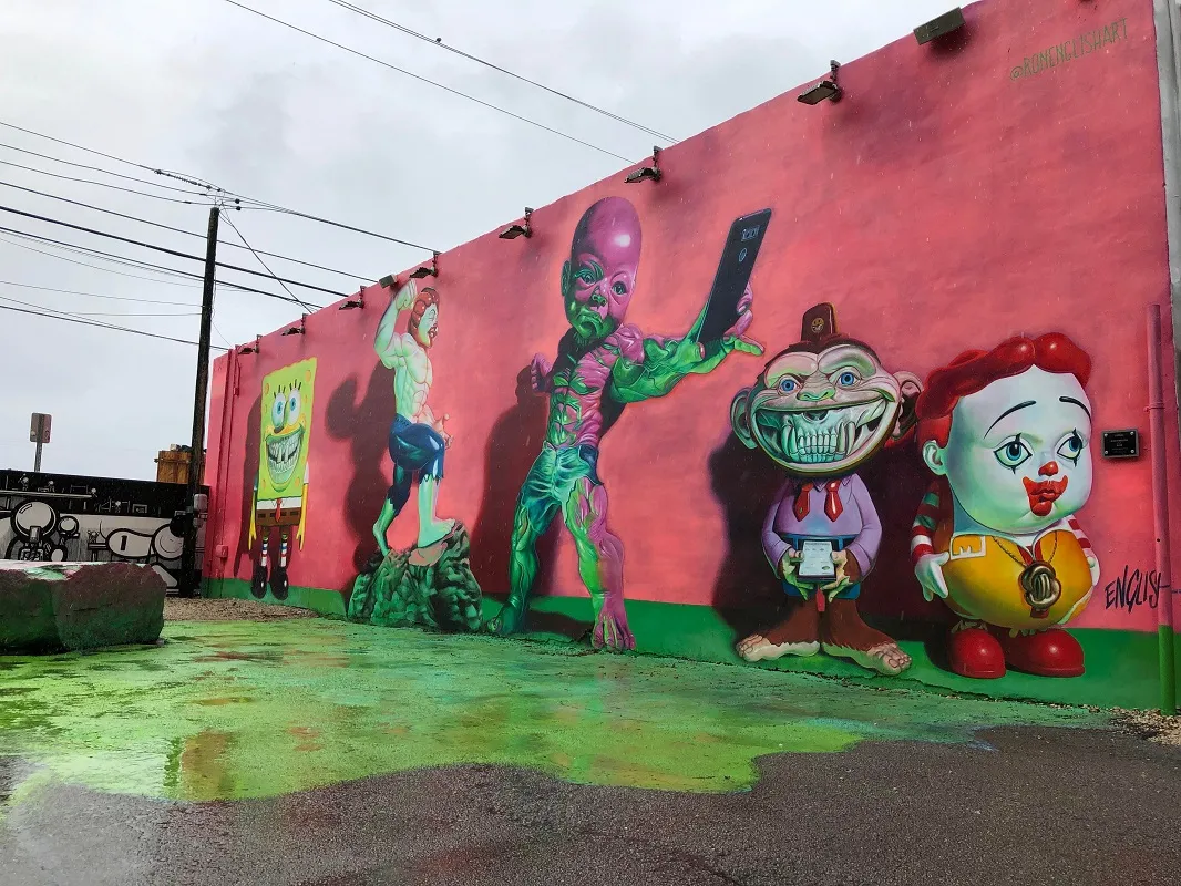 Releituras de personagens da cultura pop e cores com tons em neon são o foco das pinturas do artista estadunidense Ron English