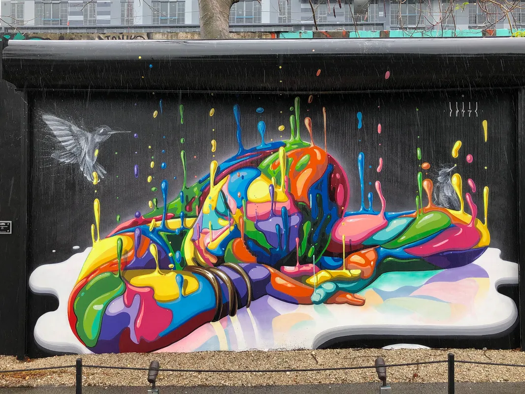  O mural criado em 2016 pelo artista chileno Dasic Fernandez brinca com cores e a realidade