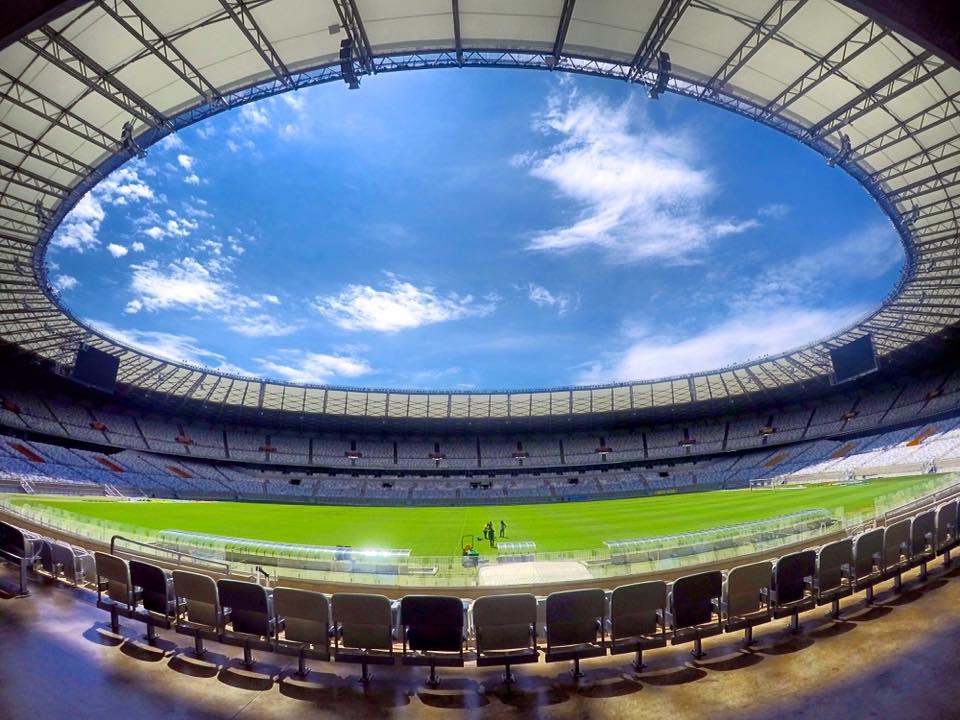 Imagem do estádio Mineirão com arquibancadas vazias