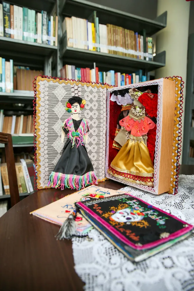 No livro-roupeiro feito por Dami Cruz em homenagem à artista plástica mexicana Frida Kahlo, é possível trocar as roupas da histórica personagem 