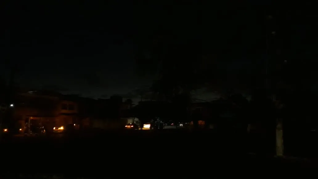 Rua fica sem luz após torre do metrô cair e atingir rede elétrica