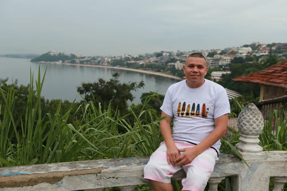 O taxista José Walter no mirante da Praia da Bica, na Ilha do Governador (RJ)