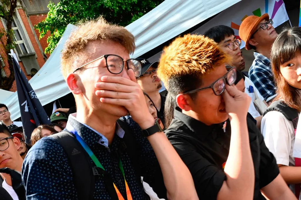 Jovens se emocionaram com a aprovação histórica do casamento homoafetivo