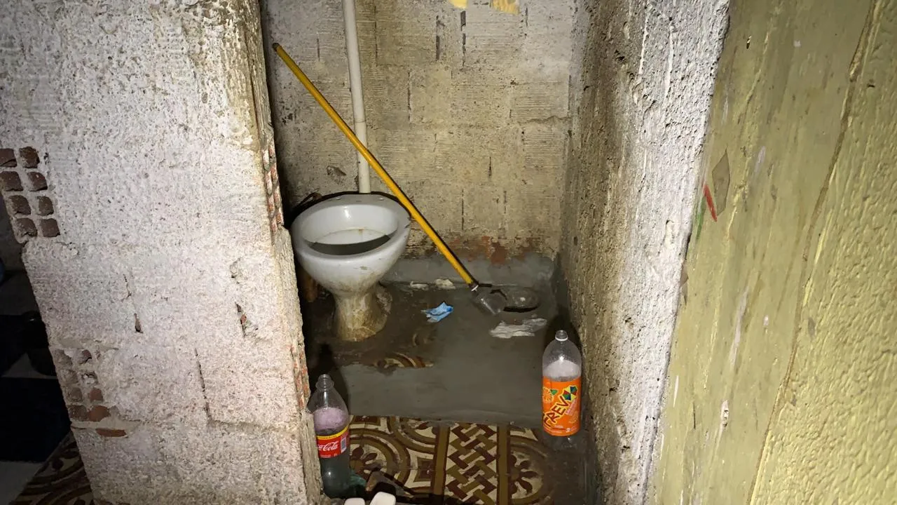 Refugiados estão divididos em seis quartos de dois imóveis alugados no Centro.