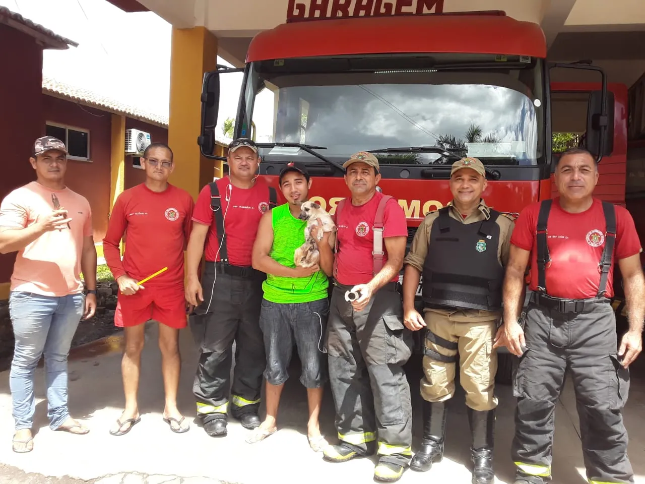 Dono de cachorra que ficou pata presa posa com bombeiros que ajudaram animal