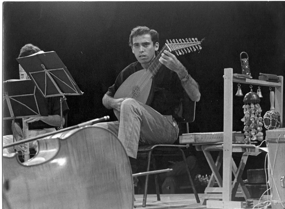 Fotografia do músico durante apresentação com o grupo Syntagma, em 1988
