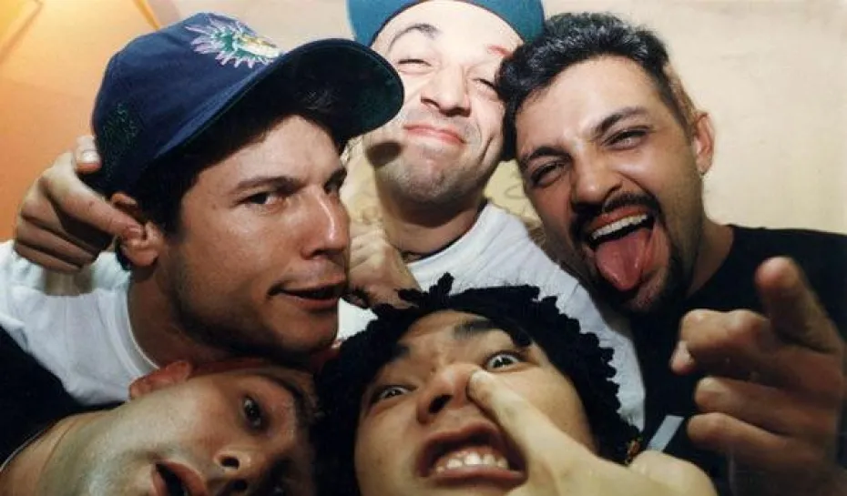 Todos os músicos do grupo Mamonas Assassinas morreram quando jatinho em que estavam chocou-se contra a Serra da Cantareira