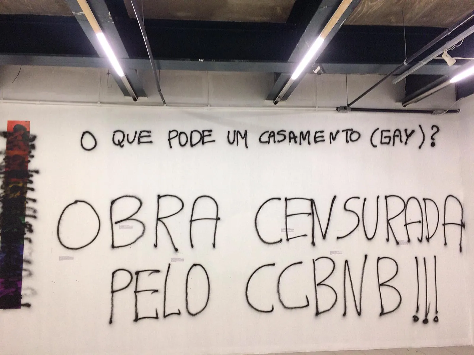 Artistas protestaram na parte interna do centro cultural, após BNB decidir retirar a faixa