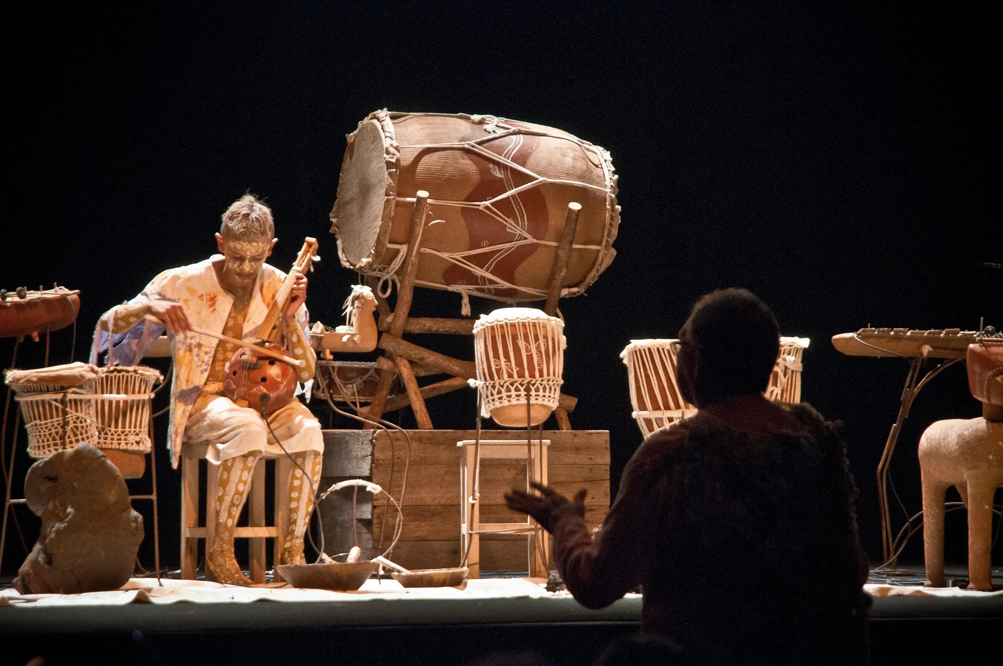 Grupo Uirapuru – Orquestra de Barro em apresentação no Espaço Tom Jobim (RJ)