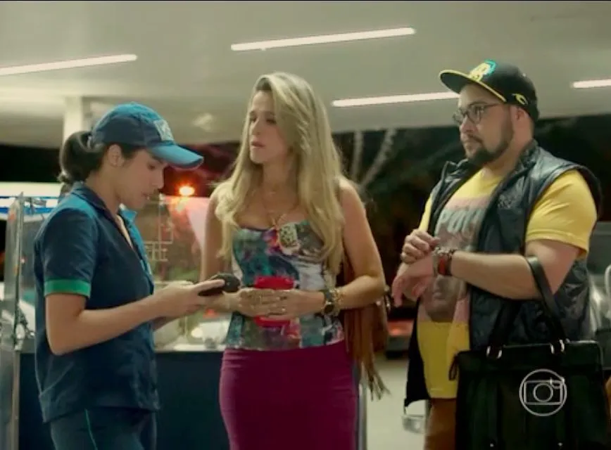 Gabi Costa ao lado de Ingrid Guimarães e Tiago Abravanel em Chapa Quente
