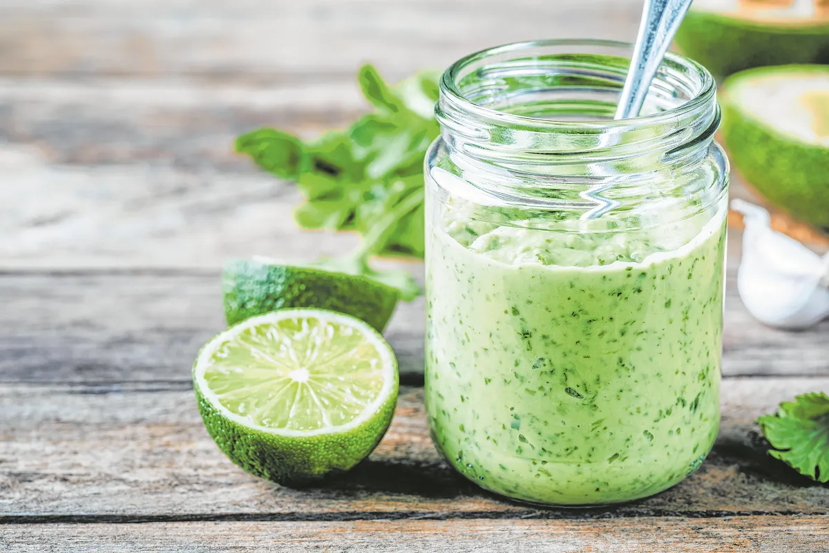 O molho de coentro deixa as saladas mais refrescantes e saborosas