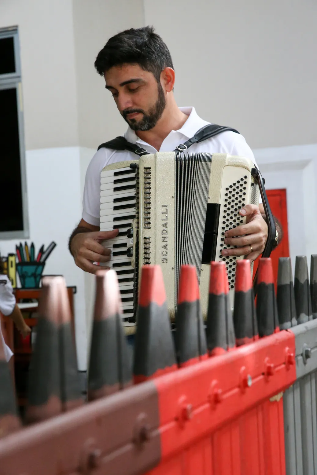Natural do Sertão dos Inhamuns, Pedrinho Feitosa dá aulas de acordeon para crianças e adolescentes