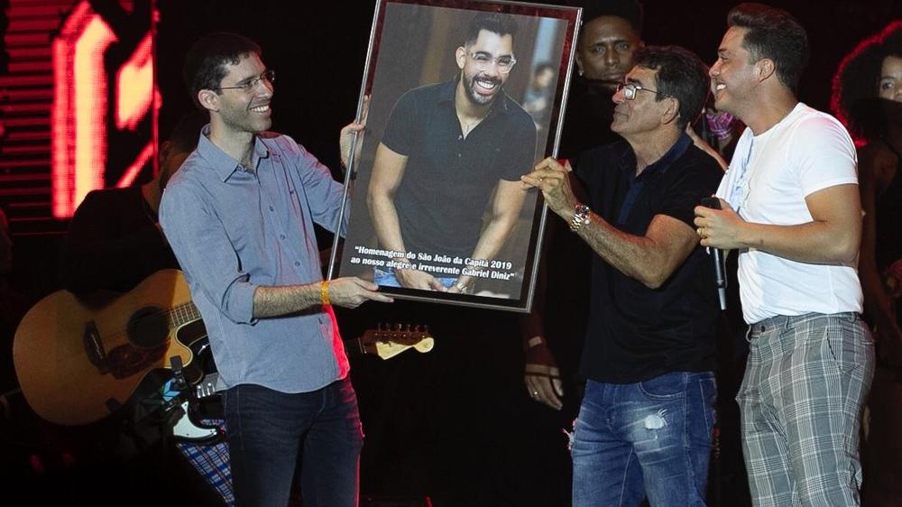 Wesley Safadão recebe o pai de Gabriel Diniz no palco em homenagem