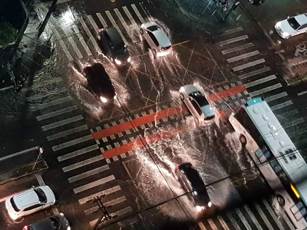 Imagem da notícia Fortaleza tem início de noite com chuva intensa e alagamentos 