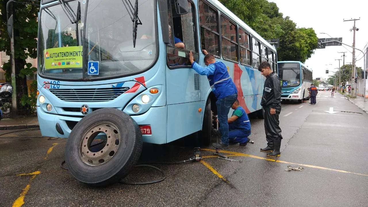 Pneus de ônibus foram esvaziados