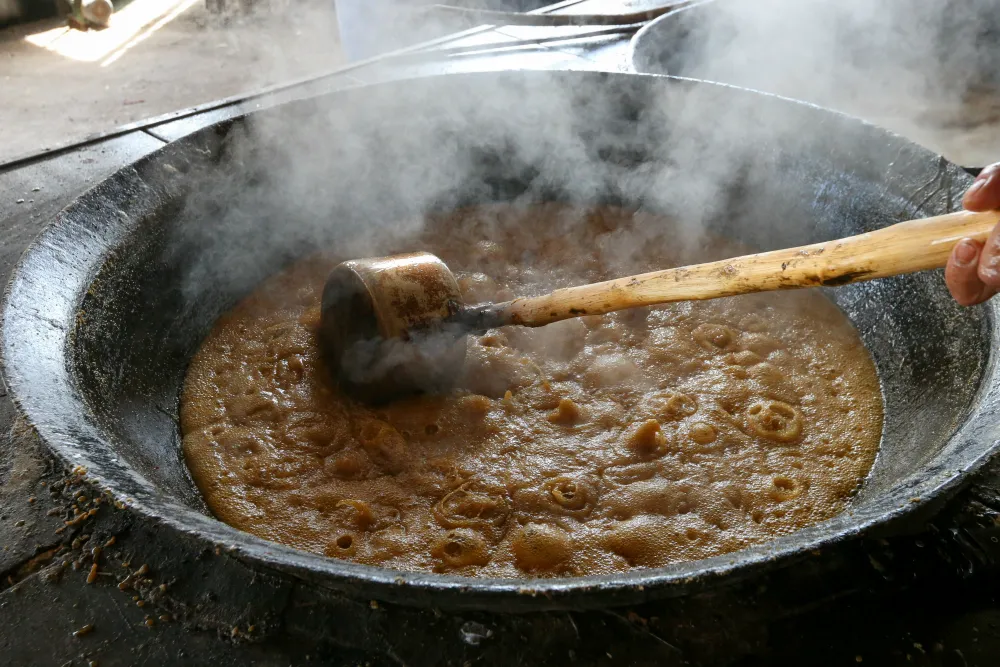 Parte do processo de produção do doce na casa, com cozimento do caldo da cana-de-açúcar 