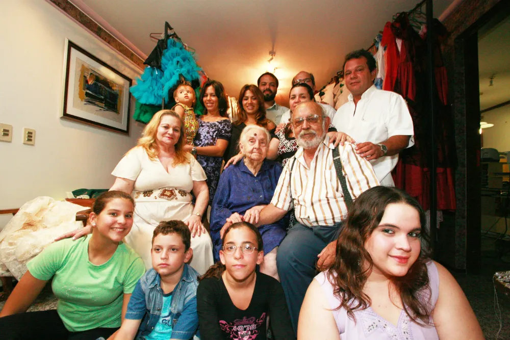 Criadora do Grupo Teatral A Comédia Cearense, família Serra em registro de 2017, no apartamento de Haroldo e esposa 