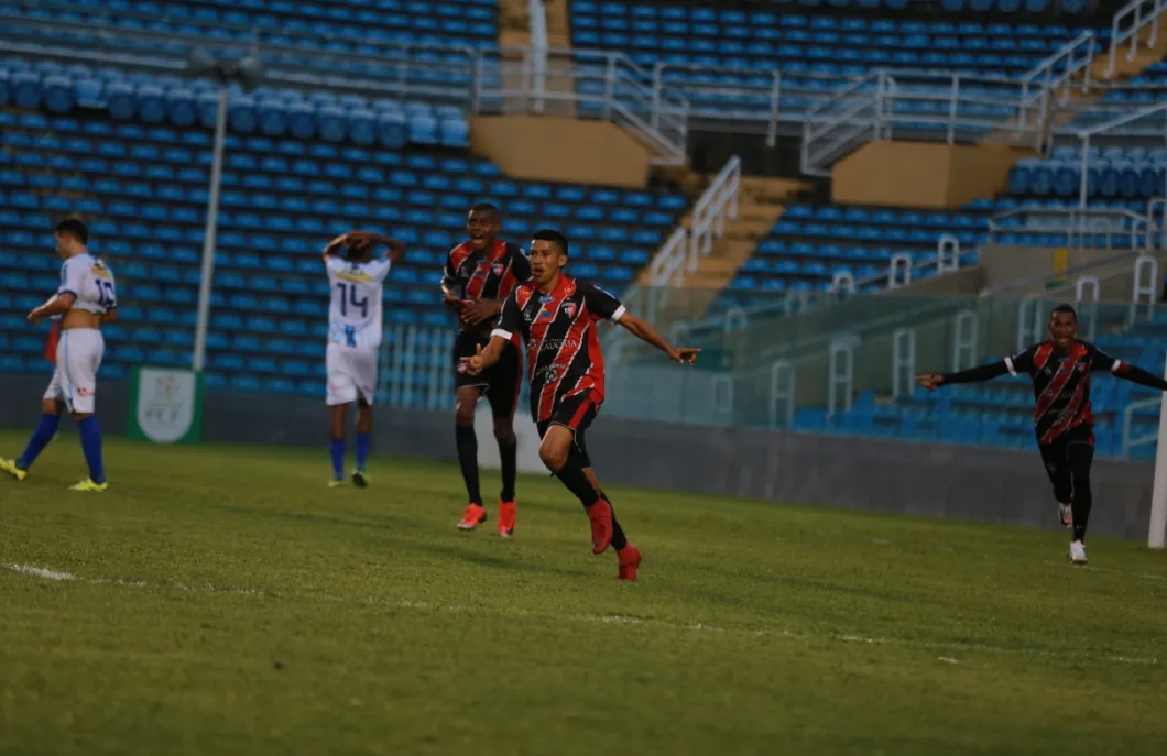 Bolota marcou o gol salvador da Raposa