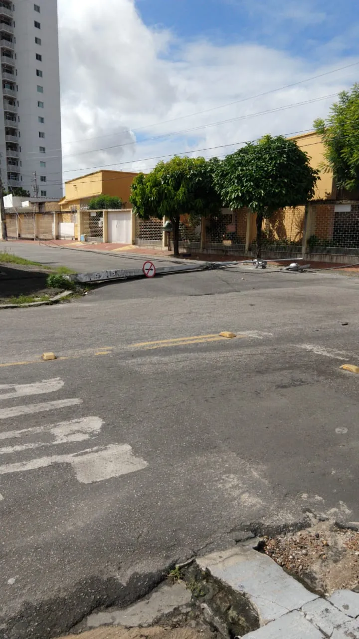 Poste caído na rua Armando Oliveira, na Parquelândia