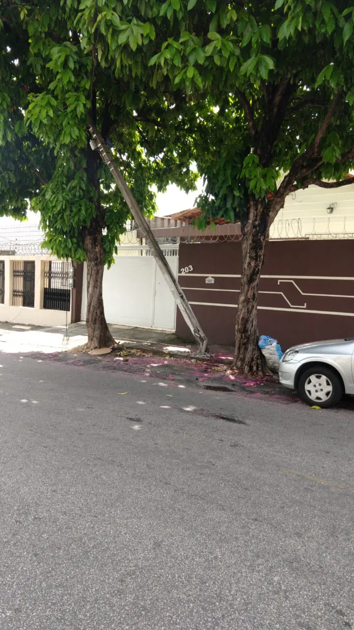 Poste danificado na rua Armando Oliveira, na Parquelândia