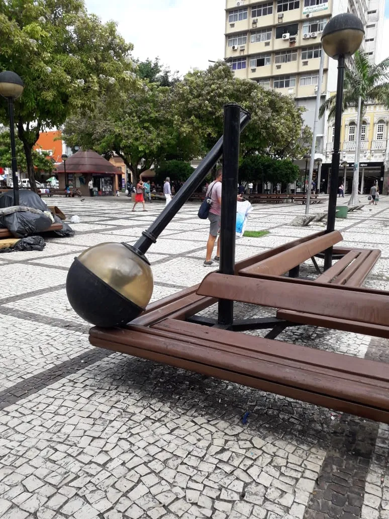 Poste tombado na Praça do Ferreira, Centro de Fortaleza