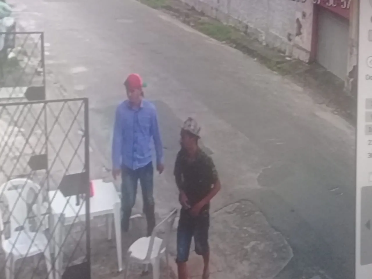 Suspeitos de assalto chegando em lanchonete, na Serrinha