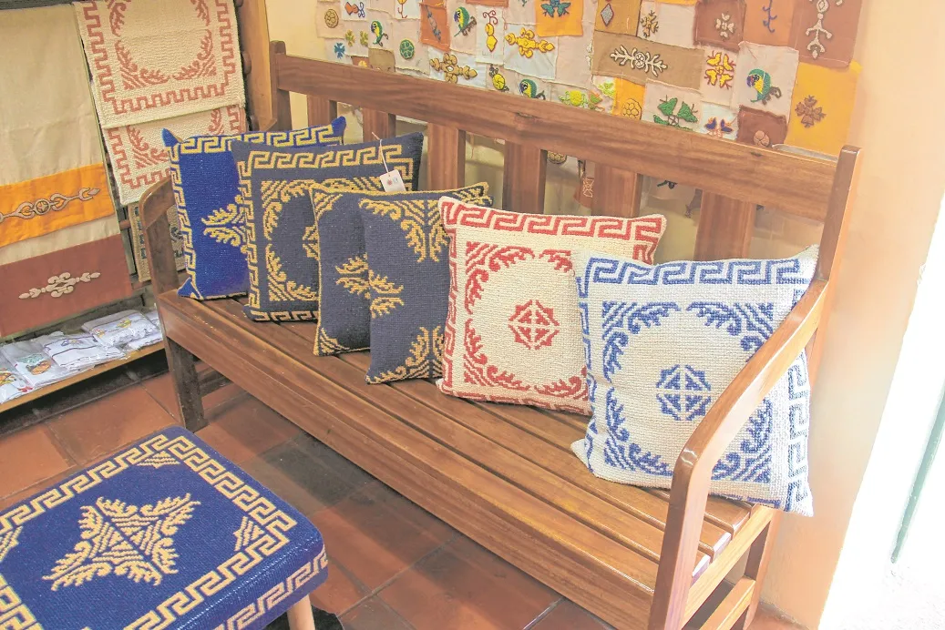 Nova coleção das artesãs inclui jogo americano, guardanapos, caminho de mesa, almofadas e estandartes decorativos