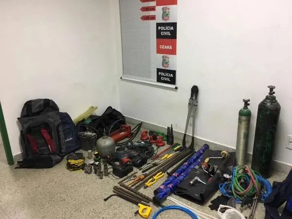 Foram apreendidos dois maçaricos, dois cilindros de gás oxigênio, dois rádios comunicadores, quatro alicates, um macaco, entre outros materiais