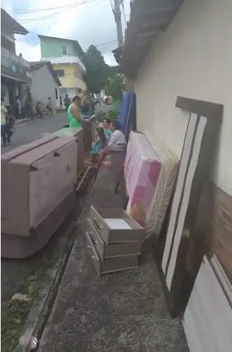 Moradores deixam casas com medo de imóveis desabarem em Viçosa do Ceará