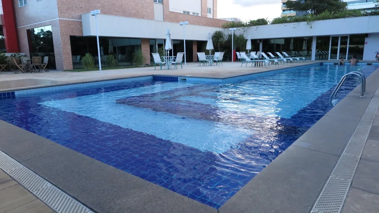 O Iu-á- Hotel conta com piscina na área de lazer para os hóspedes