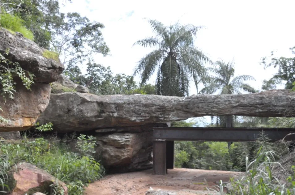 Com bela vista do vale, o geossítio Ponte de Pedra é representado por uma formação rochosa natural que lembra uma ponte 