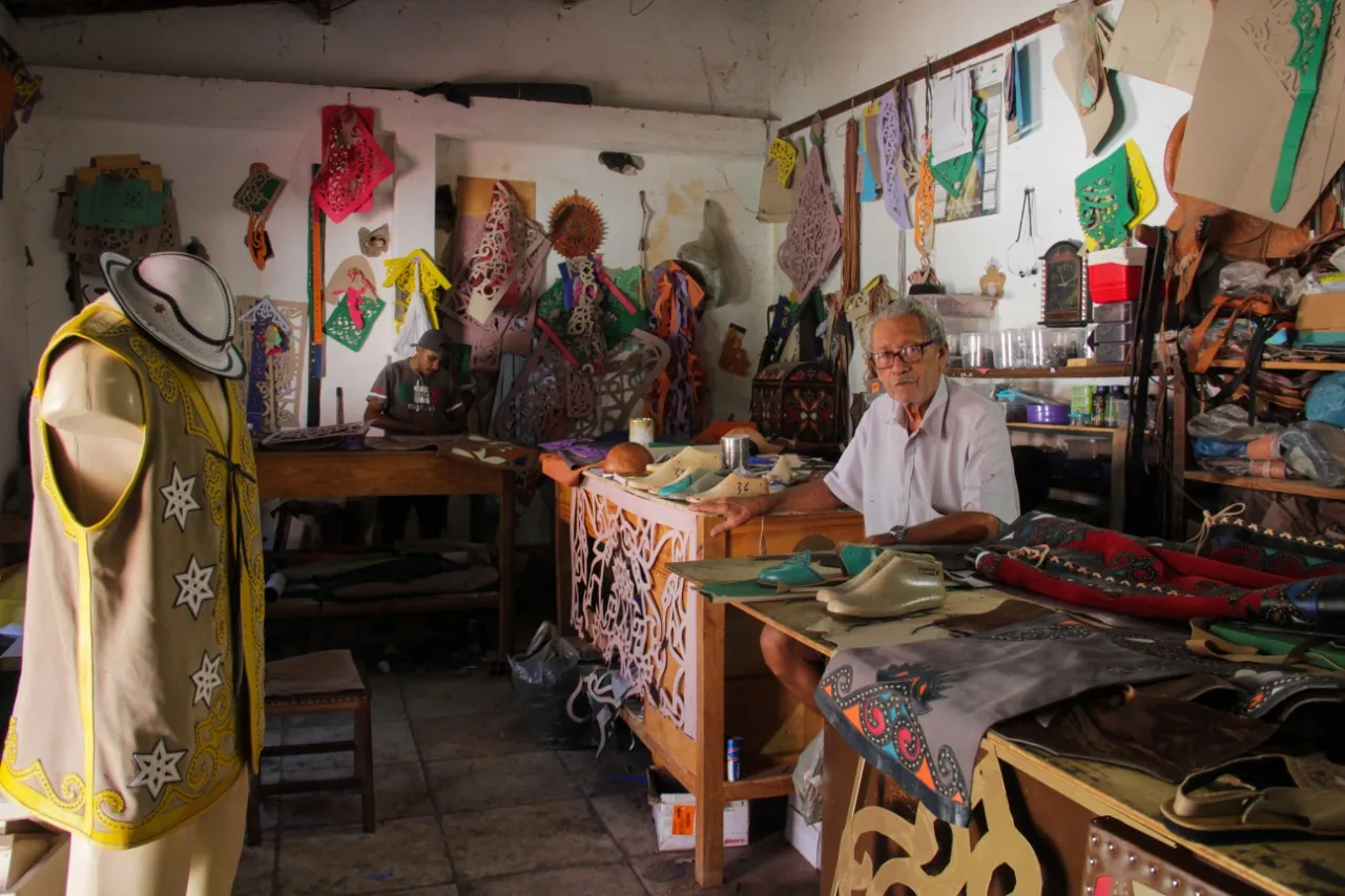 Ateliê do mestre do Couro Espedito Seleiro é atração em Nova Olinda 